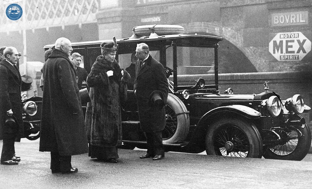 1922 - LSWR. Waterloo Station. Opening of new station. Queen Mary arriving. (Ref: 030972)