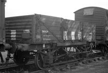 012202   OSV 5-plank open shock wagon, No B725082. Worcester (OWW @ approx 120¾mp). 8 October 1975 (Ref: 012202)