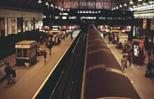 District Line, Earls Court station. 08 March 1984 (Ref: 221438)