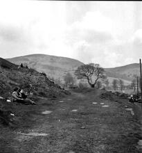 Moel-y-Faen Tramway. Abbey Farm, looking north to Mae-y-Llyn cottages.  04 April 1954 (6)