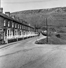 Pont-Rhyd-y-Fen aqueduct & viaduct, facing north and looking along the road over the viaduct.  April 1963