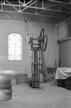 012186  Worcester. Midland Railway Goods shed (OWW @ 120m 25ch). Interior view with light-duty hand crane. 8 October 1975