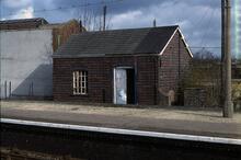 017129  Small building on up platform at wst en. Moreton in Marsh 4 February 1981 (OWW @ 91m 61ch)