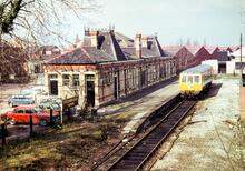 Stourbridge Town (SJS @ 142m 71ch). DMU Single-unit M55012 in the platform. 18 March 1975