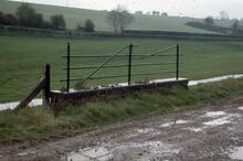 017303 MSWJR Accommodation bridge between Collingbourne Ducis and Collingbourne Kingston .  Collingnbourne 24 April 1989  (AND c. 9m)