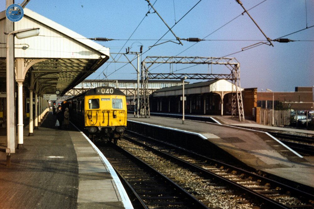 Altrincham station (CDM1 @ 7m 74ch). Set 040 (M75872) leading). 11 November 1978