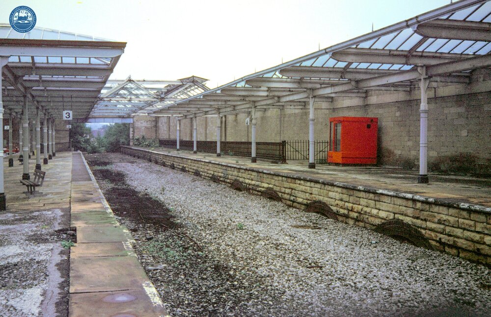 Ilkley Station (ILK2 @ 211m 20ch). Disused Platforms 3 + 4. 12 July 1986