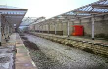 Ilkley Station (ILK2 @ 211m 20ch). Disused Platforms 3 + 4. 12 July 1986