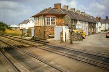 Llanfairpwll (CNH3 @ 242m 21ch). Level crossing and signalbox. 23 July 1989