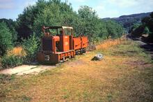 Dolwyddelan station (LJT1 @ 20m 62ch). Hudson Hunslet 4W loco ‘2209’ & 2 wagons on display. 04 August 1989