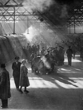 Euston Station. Platform scene in wartime.(LEC 0m 0ch)  (Ref: 031780)