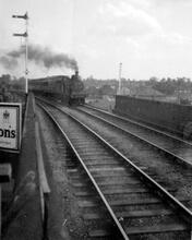 Train approaching Warwick Milverton Station, 1949. (LSC2 @ 0m 0ch)