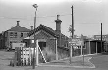01059  Rugby Goods Yard (LEC1 @ approx 82m 50ch). Weighbridge at entrance to yard in Wood Street. 8 August 1975 (Ref: 012059)