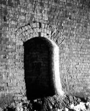 Great Central Railway, Catesby tunnel (MCJ3 @ approx 133m 70ch). Refuge in tunnel wall near south Portal. September 1975