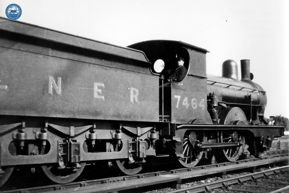 E4 Class 2-4-0 No. 7464 in 1933. (Ref: 010788)
