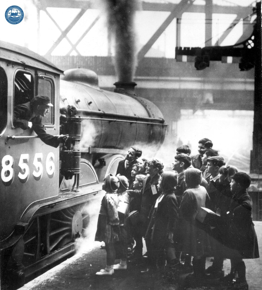 B12 Class 4-6-0  No. 8556 - Wartime  Evacuation of children from London. (Ref: 010998)