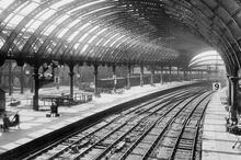 York station. (ECM4 @ 188m 40ch). Platforms 8 and 9 on 27 May 1942. (Ref: 030758)