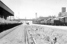 Pelaw Station and Sidings 1941. (LEN3 @ 98m 23ch) Snow being cleared from the signal wires. (Ref: 031289)