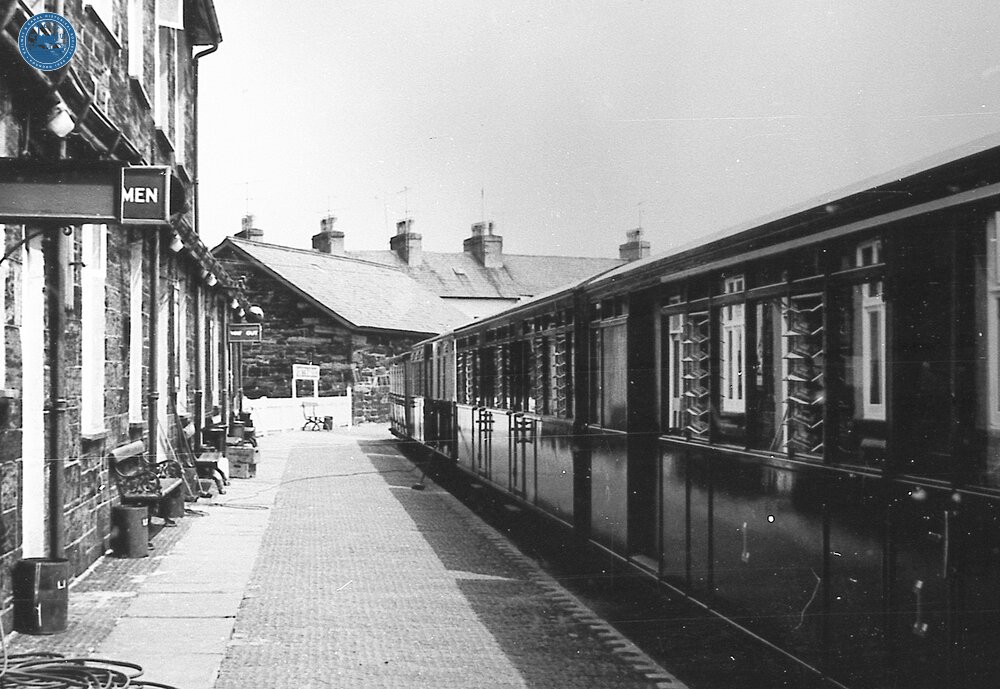 Ffestiniog Railway. Porthmadog (RFF @ 0m 00ch). Train awaiting departure