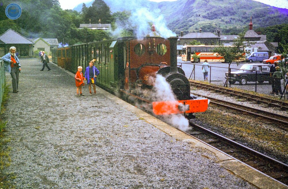 Llanberis Lake Railway. Gilfach Ddu station. ‘Elidor’ and train. 02 August 1989