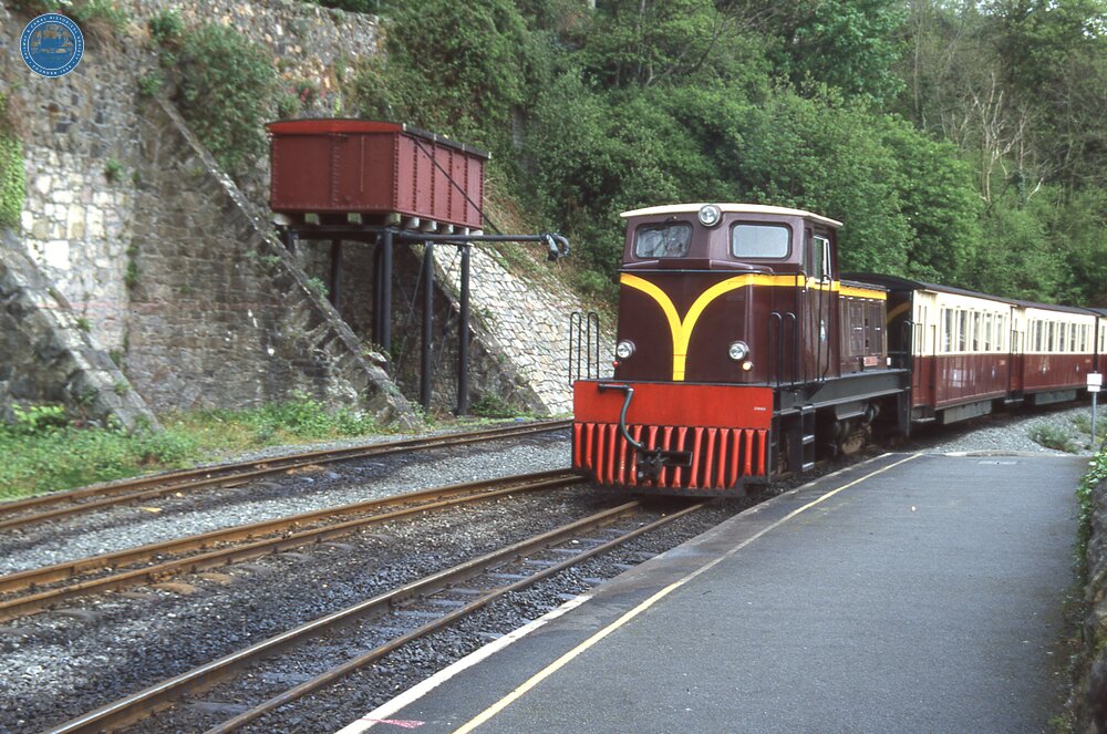Diesel hydraulic loco "Castell Caernarfon" at Caernarfon station. May 2003   (Ref 017388E)