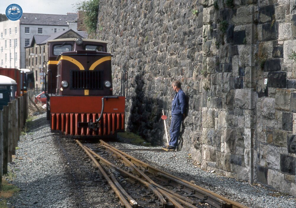 Diesel hydraulic loco "Castell Caernarfon" at Caernarfon station. May 2003   (Ref 017389E)