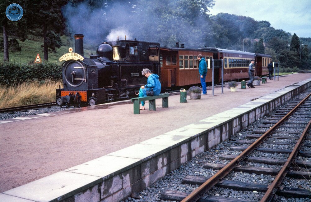 Welshpool Raven Square (1m 01ch). Loco No 2 "The Countess" (823) and train in platform. 23 July 1988