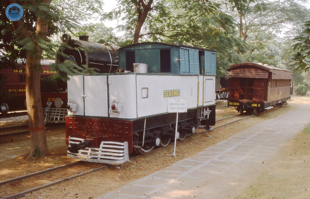 017998E Ind_36  Sentinel steam locomotive  for  the Bankura Danodar River light railway . 6-wheels (4 chain driven). 2 ft 6 in gauge. Delhi, Nat Rly Museum. 28 October 2000