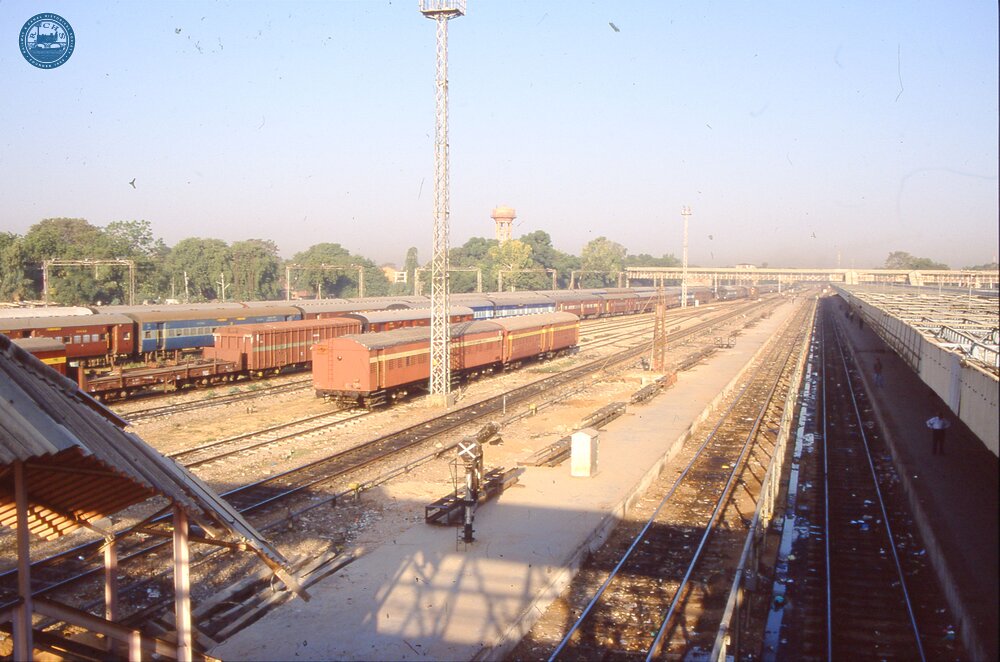 325023E Carriage sidings adjacent to station. Jaipur. 07 November 2000