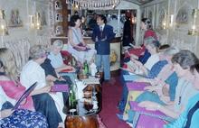 325038E Ind_76 bar The bar on Royal Orient train. 6 November 2000