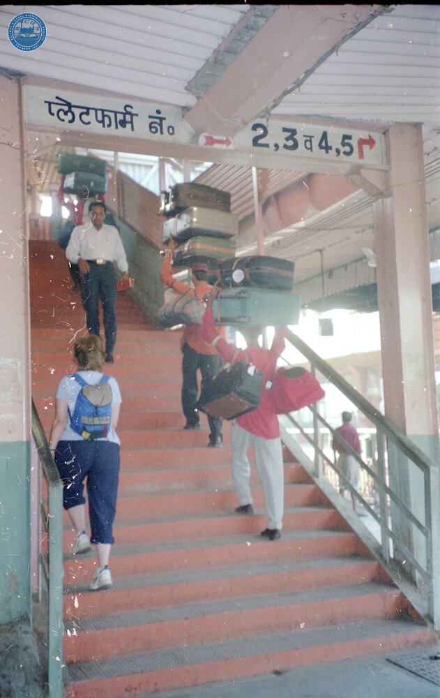 325041E Ind_79 Carrying our luggage  Jaipur 7 November 2000