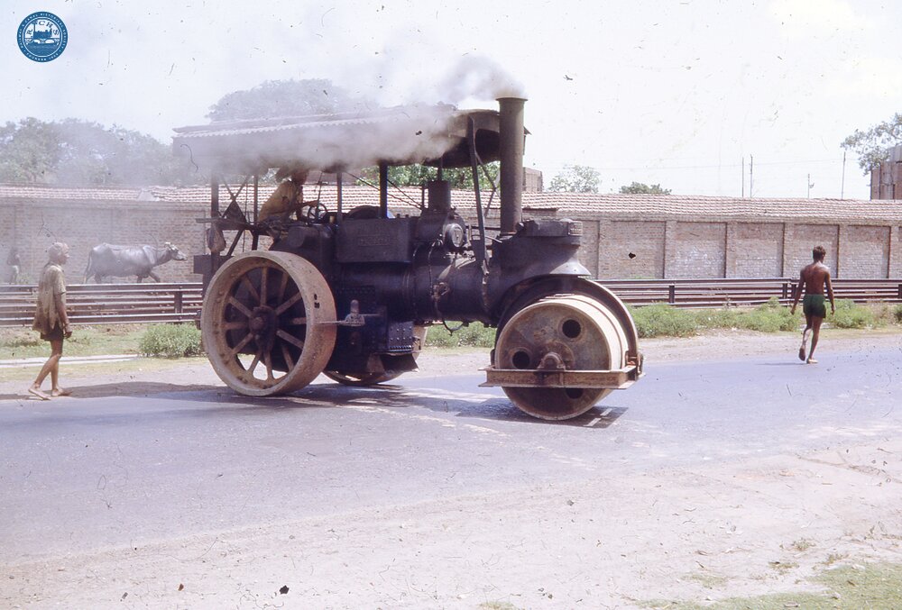 325033E Ind_71 Tata Marshall steam roller in action. Calcutta 28 April 1974