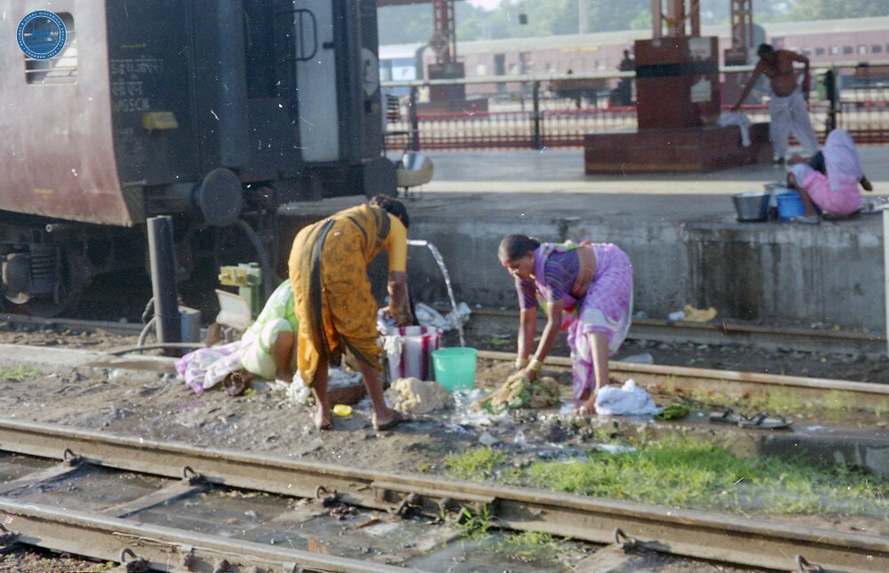 325040E Ind_78  Wash day at station Jaipur  7 November 2000