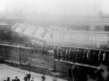 Salisbury Station 1 July 1906. (BAE1 @ 83m 43ch) Crowd of onlookers (Ref: 030848)