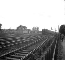325046E  81 Wimbledon up train