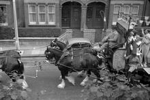 325086E  C1_3 Youngs Brewer's dray on carnival duty 